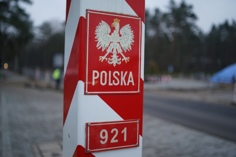 Pracownik świadczy pracę zdalną za granicą - skutki podatkowe i prawne