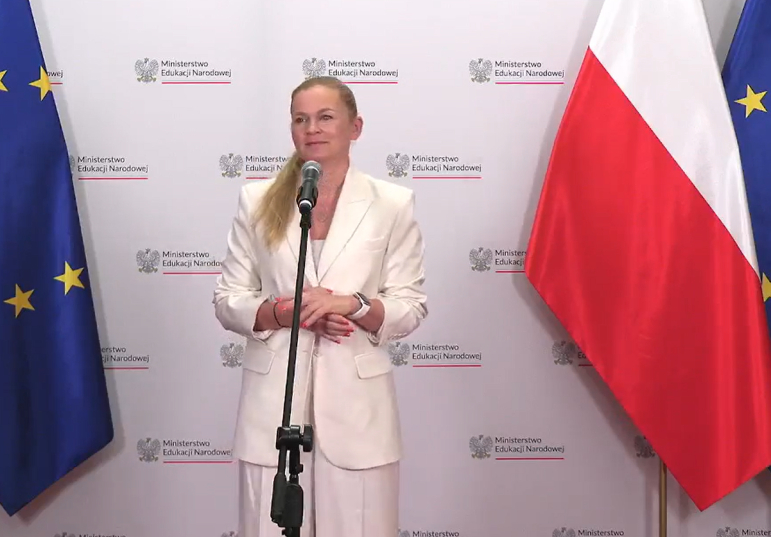 Min. edukacji B. Nowacka: Nie musicie kupować nowych książek. Rodzice: Szkoły żądają od nas nowych podręczników z serii