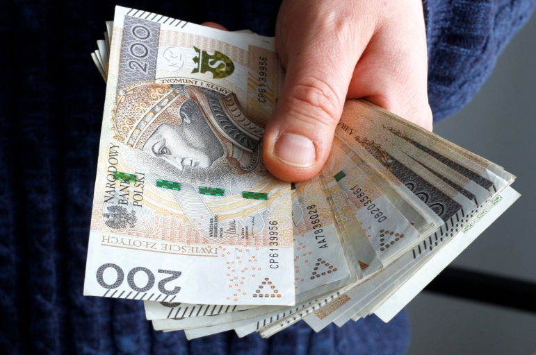 Świadczenie wspierające z ZUS albo świadczenia z MOSP to za mało. Dramat opieki, której nie można pogodzić z codziennym życiem