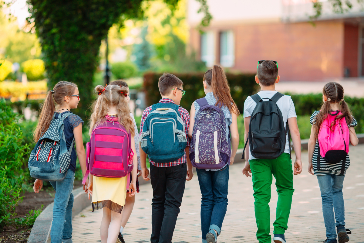 300 zł na wyprawkę szkolną w roku szkolnym 2025/2026 dla uczniów w wieku do 24 r.ż. Świadczenie przyznawane jest bez względu na dochód