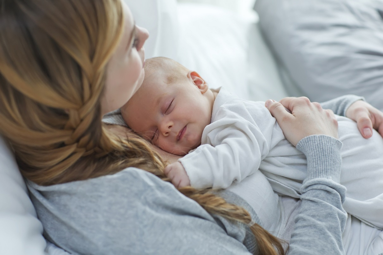 noworodek niemowlę dziecko mama