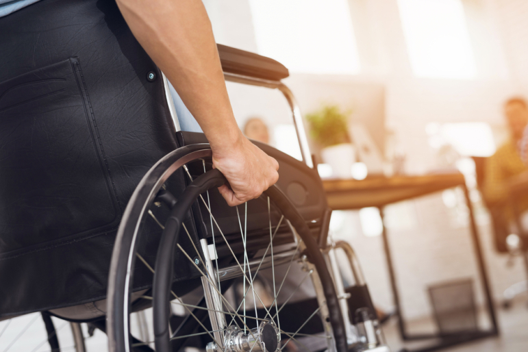 Niepełnosprawni boją się powrotu do pracy. Czy wniosek o kontynuowanie pracy zdalnej powinien być zaakceptowany przez pracodawcę? / fot. Shutterstock