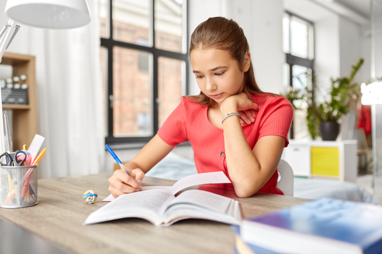 Children,,Education,And,Learning,Concept,-,Student,Teenage,Girl,With lektury, dziecko, szkoła