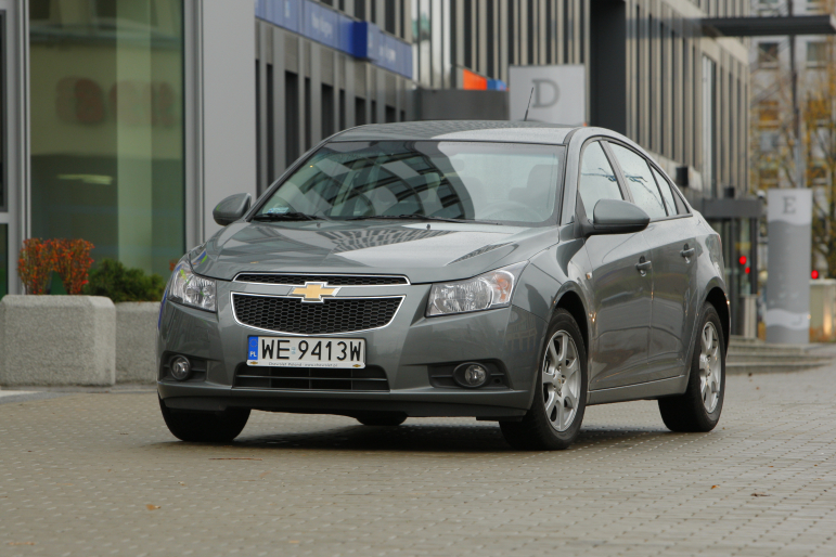 Nie powiem, że zakochałem się w tym aucie, bo z pewnością nie należę do grupy docelowej odbiorców tego auta ale... Chevrolet Cruze LS z dwulitrowym silnikiem wysokoprężnym o mocy 125 koni mechanicznych to naprawdę solidny samochód. fot. moto.wieszjak.pl (Chevrolet Cruze)